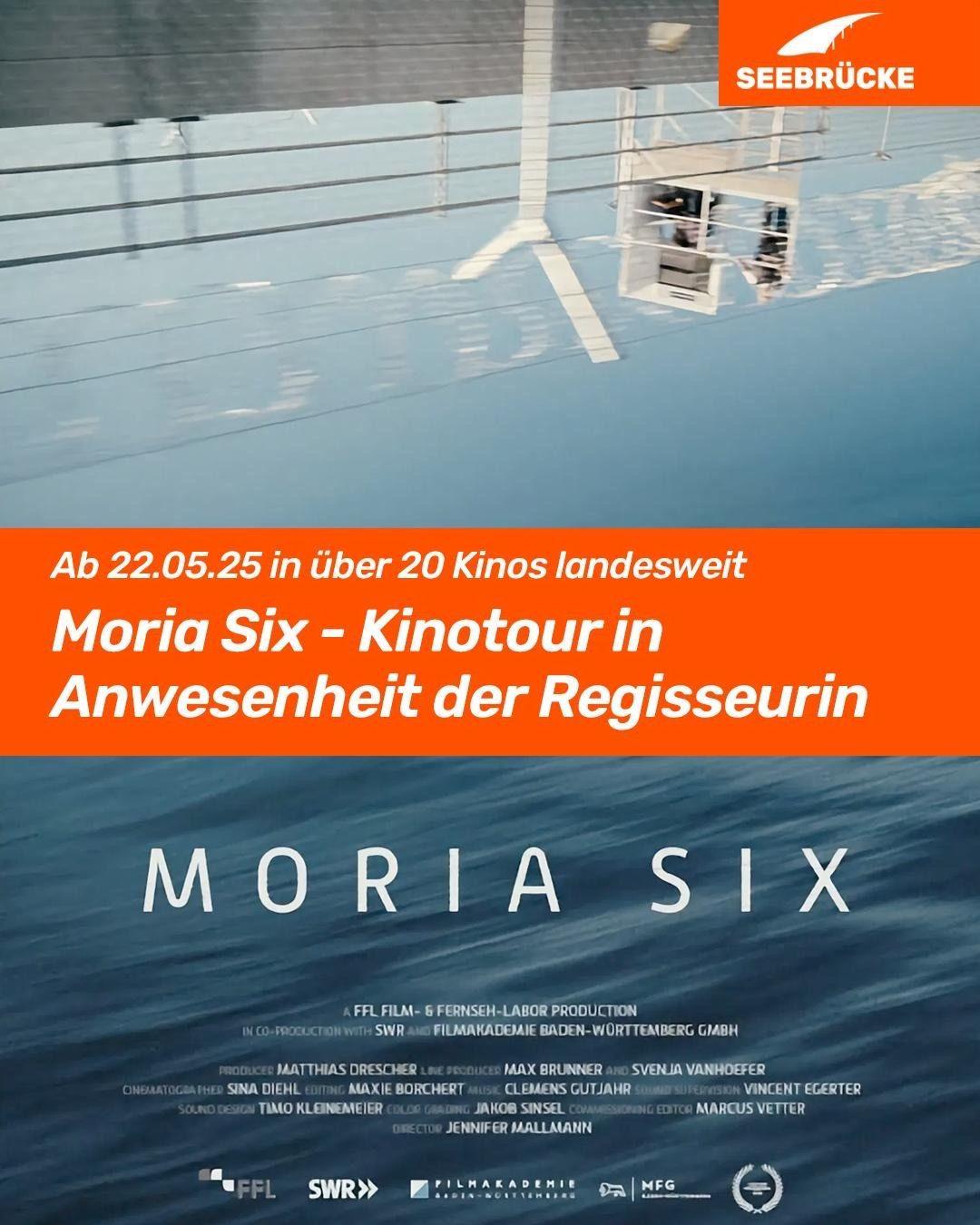 Hinweis auf Film, ab 22.05. in über 20 Kinos. Moria Six Kinotour in Anwesenheit der Regisseurin. Infos über Produktion Unterstützende. In der unteren Hälfte Wasser, in der oberen umgedrehte Zäune, Wachtürme. In der rechten oberen Ecke das Seebrücke-Logo.